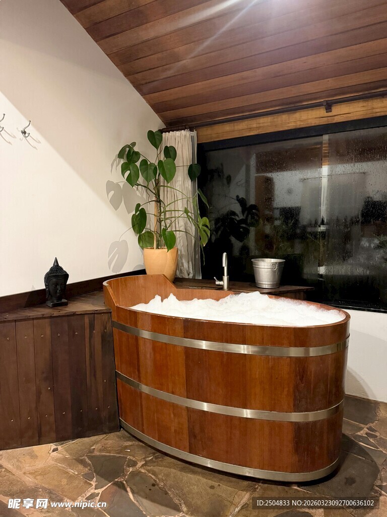 木质浴缸营造温馨卫浴空间