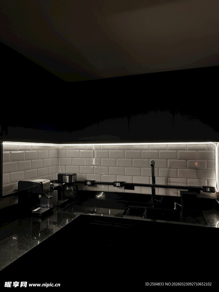 现代简约风厨房夜景