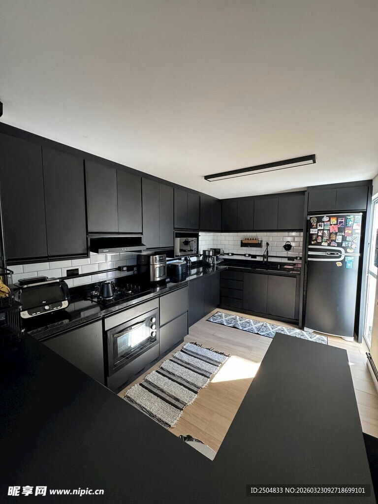 现代风格黑色系厨房空间