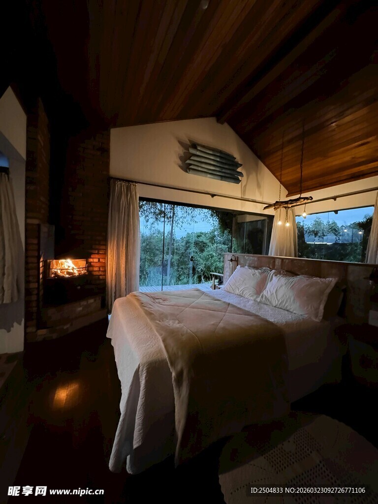 温馨木质卧室房车内部景