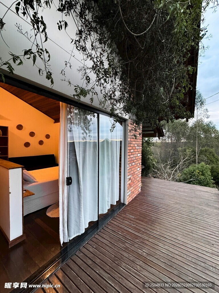 现代风露台木屋外观