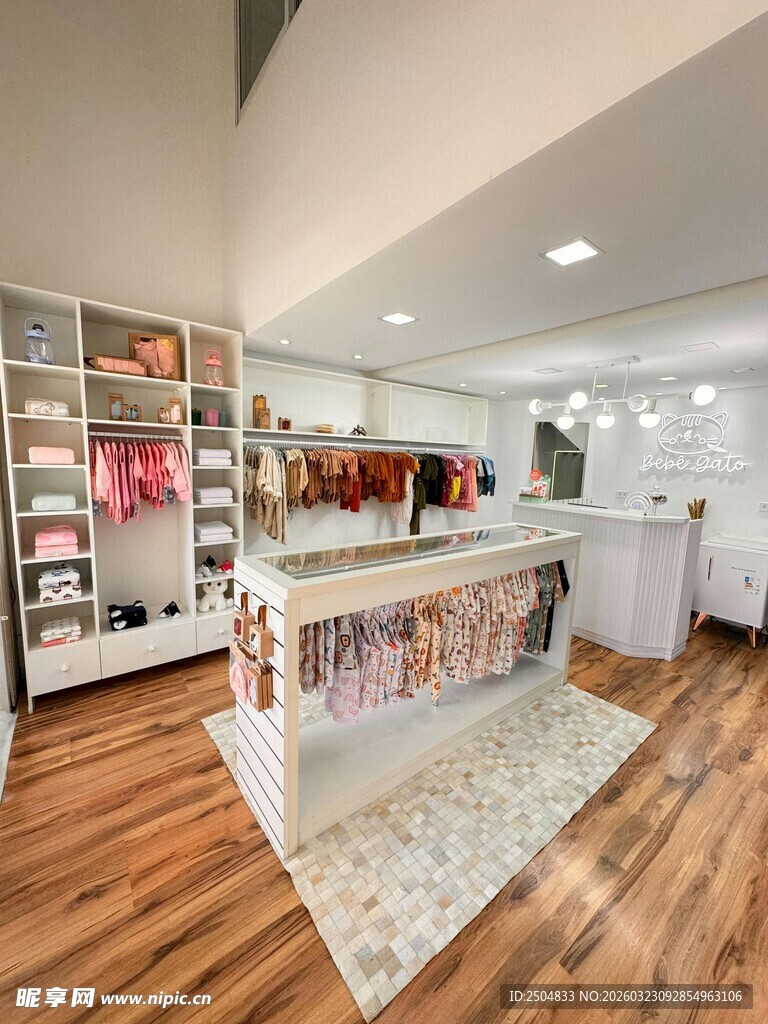 时尚美妆店内部展示空间