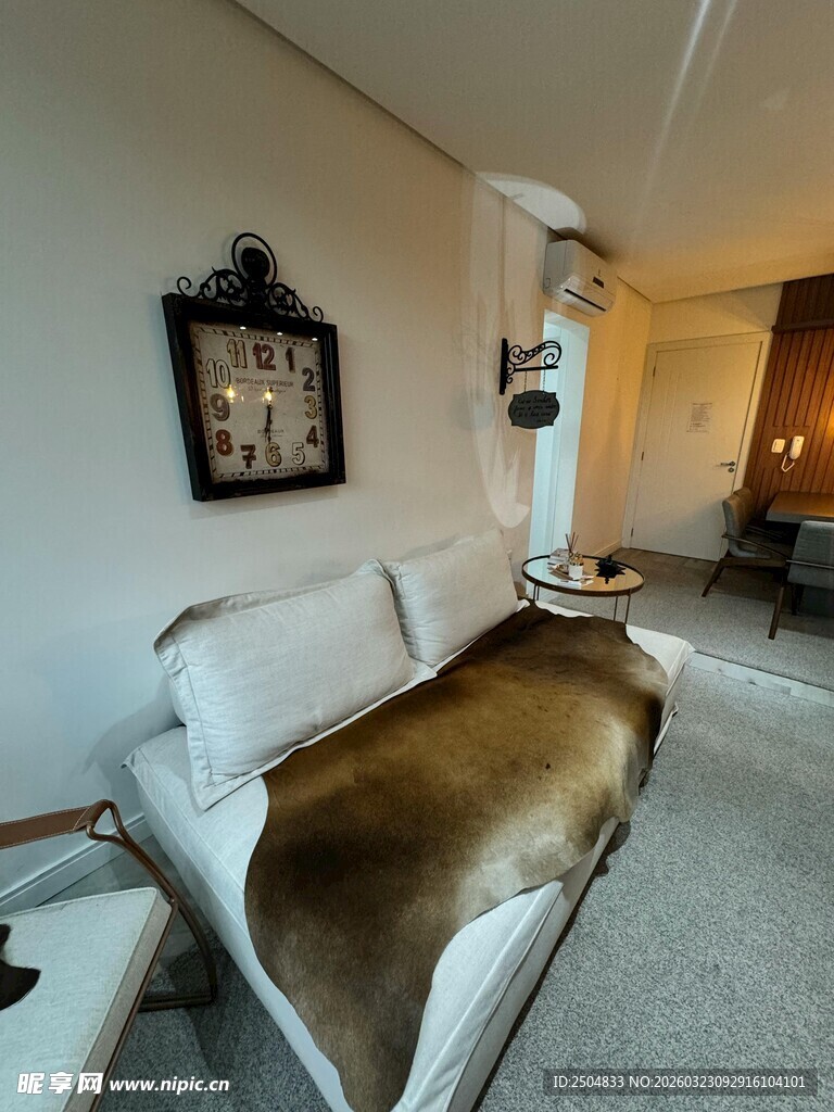 现代简约风格温馨卧室一角