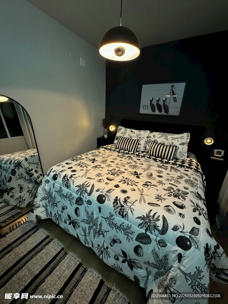 温馨卧室 蓝白花卉床品布置