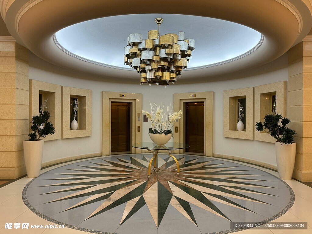 豪华大厅的精致地面与吊灯