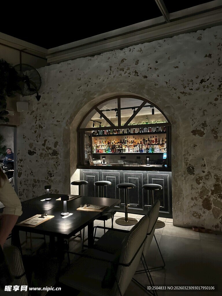 复古风酒吧室内温馨场景
