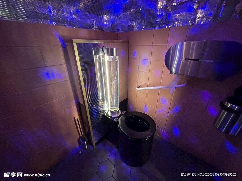 梦幻灯光下的室内角落