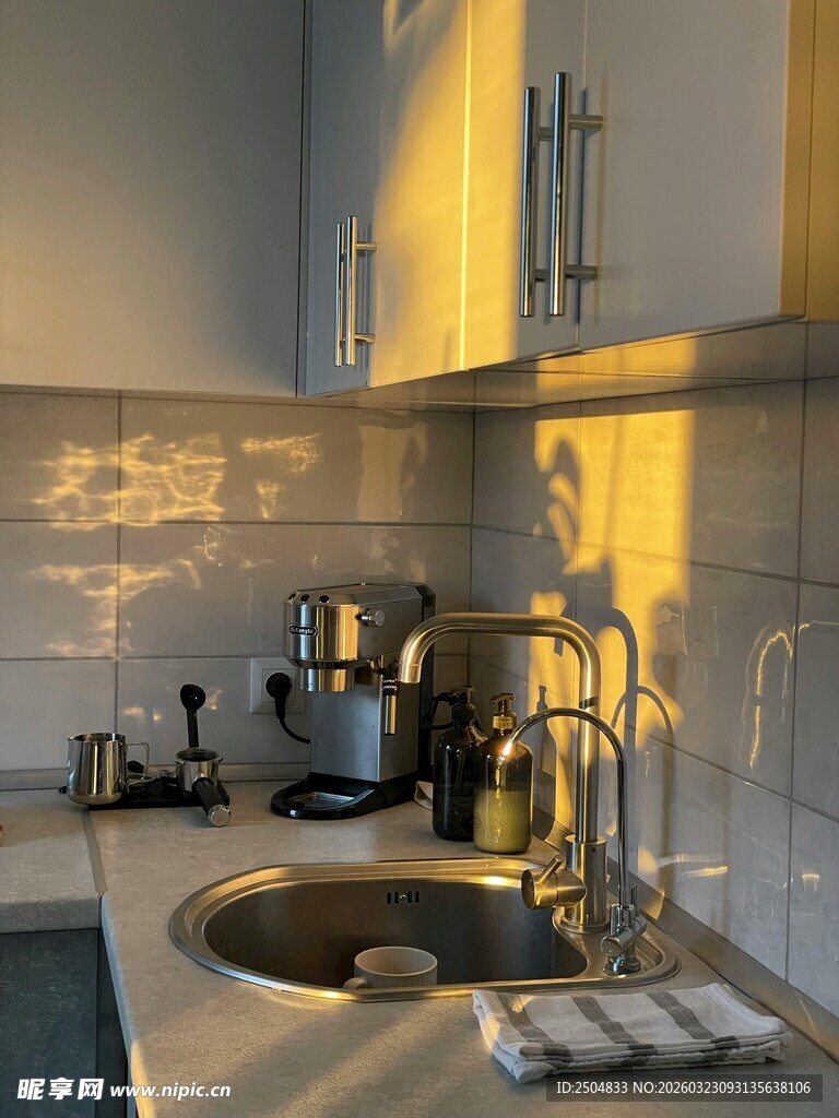 温馨厨房一角的光影时刻