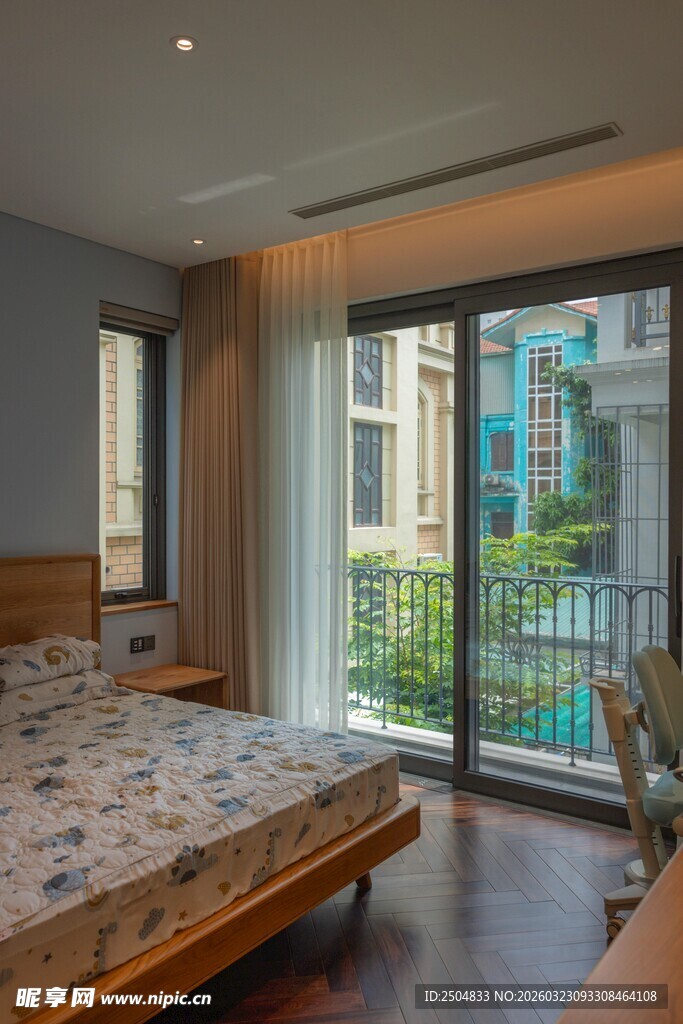 温馨卧室带窗外景观