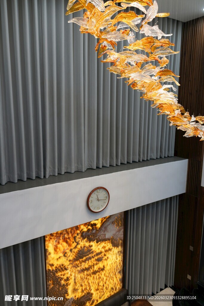 现代壁炉旁的艺术装饰灯具