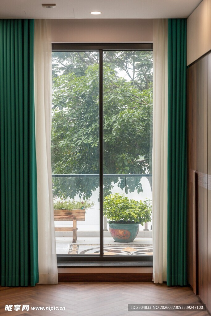清新绿帘装点明亮阳台空间