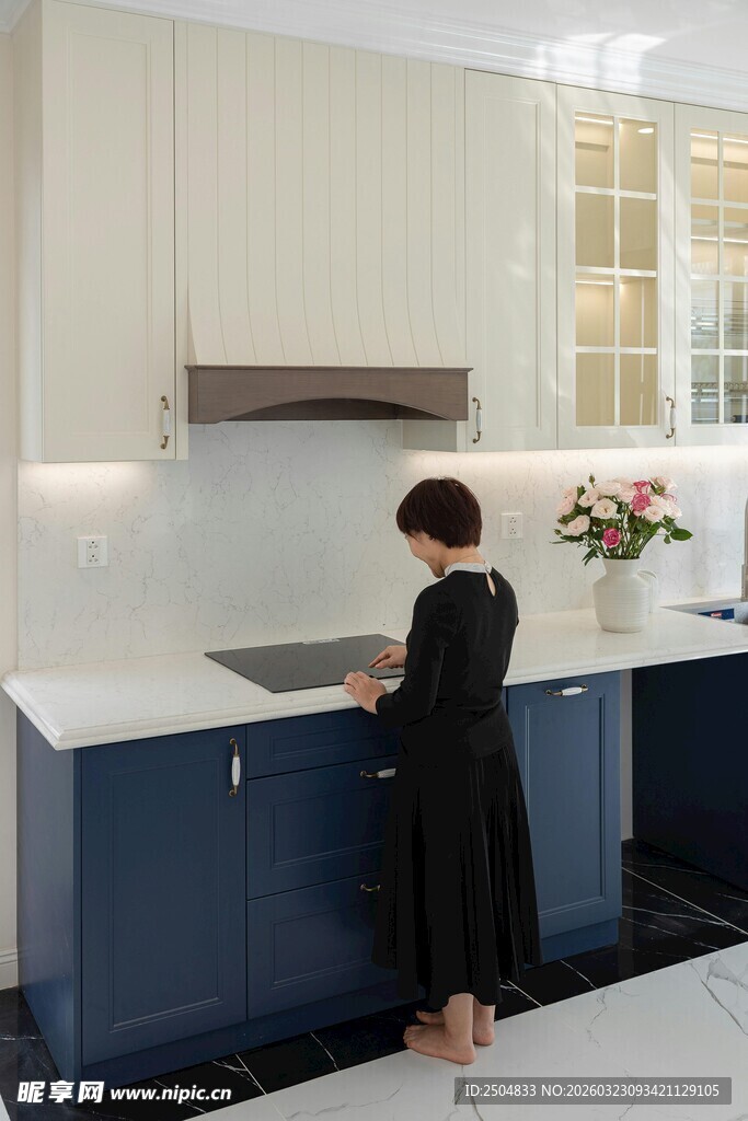 女子于现代风格厨房烹饪