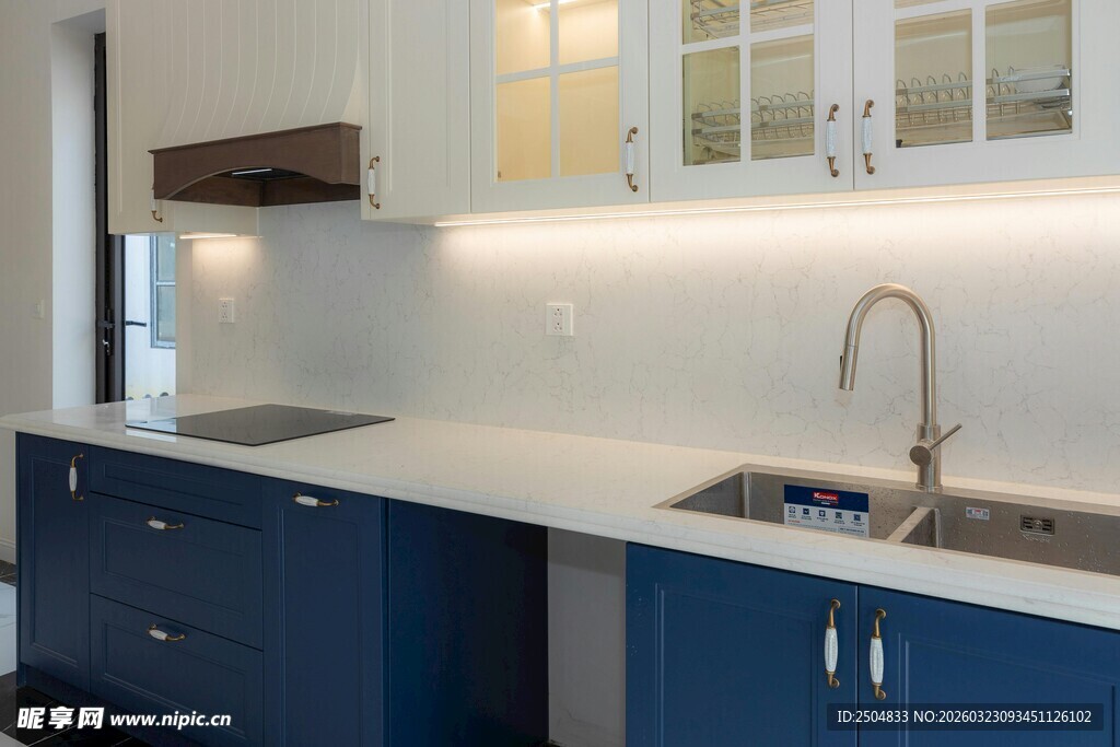 现代简约蓝白相间厨房