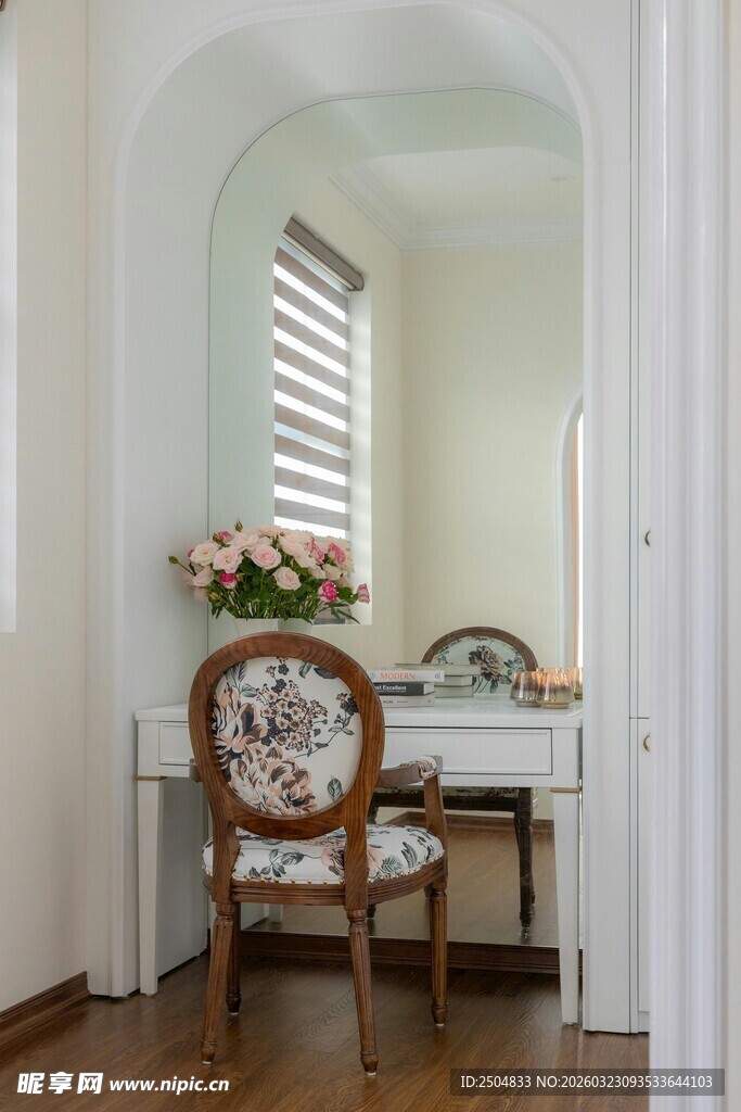 优雅拱形窗边的精致桌椅