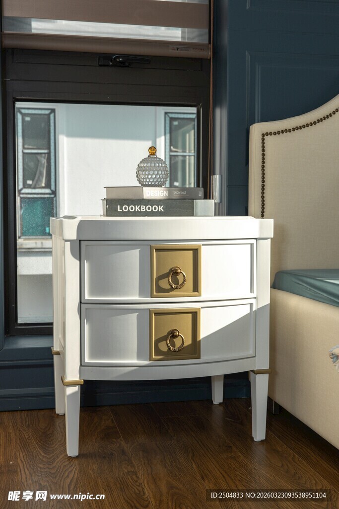 简约白色床头柜