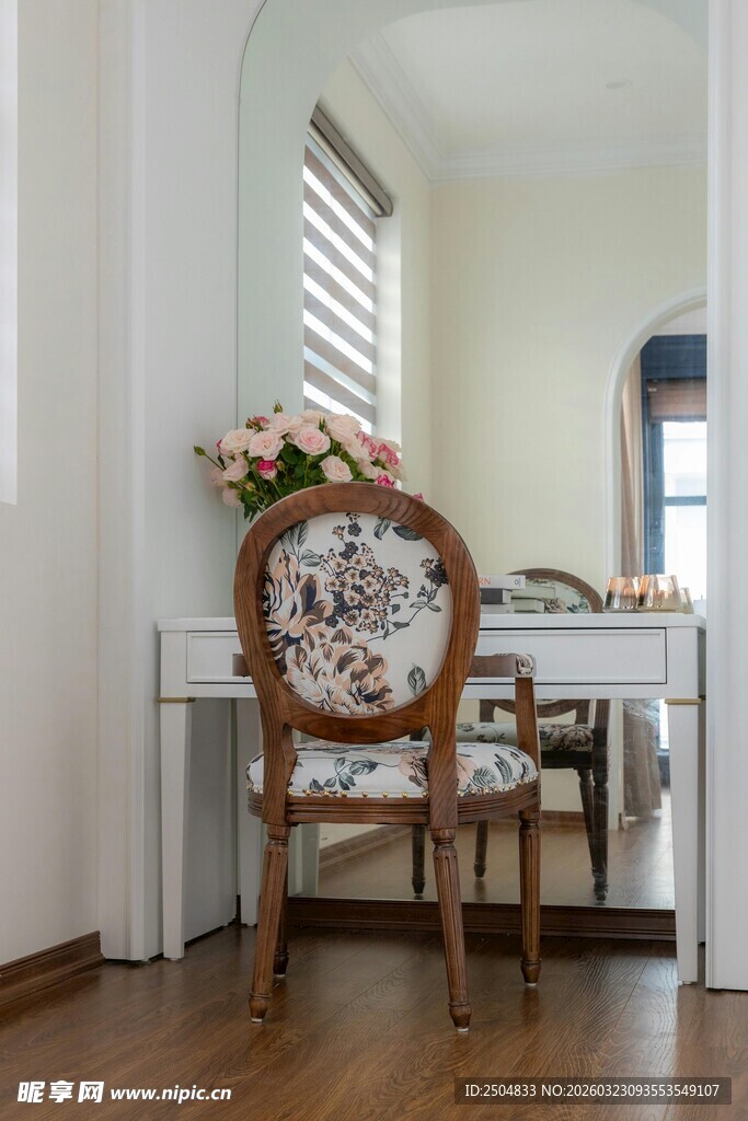 优雅梳妆台搭配复古椅子