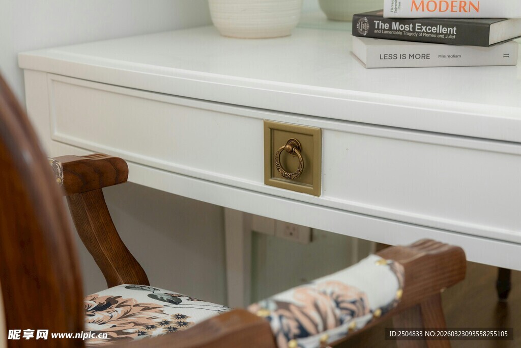 简约白色书桌搭配个性座椅