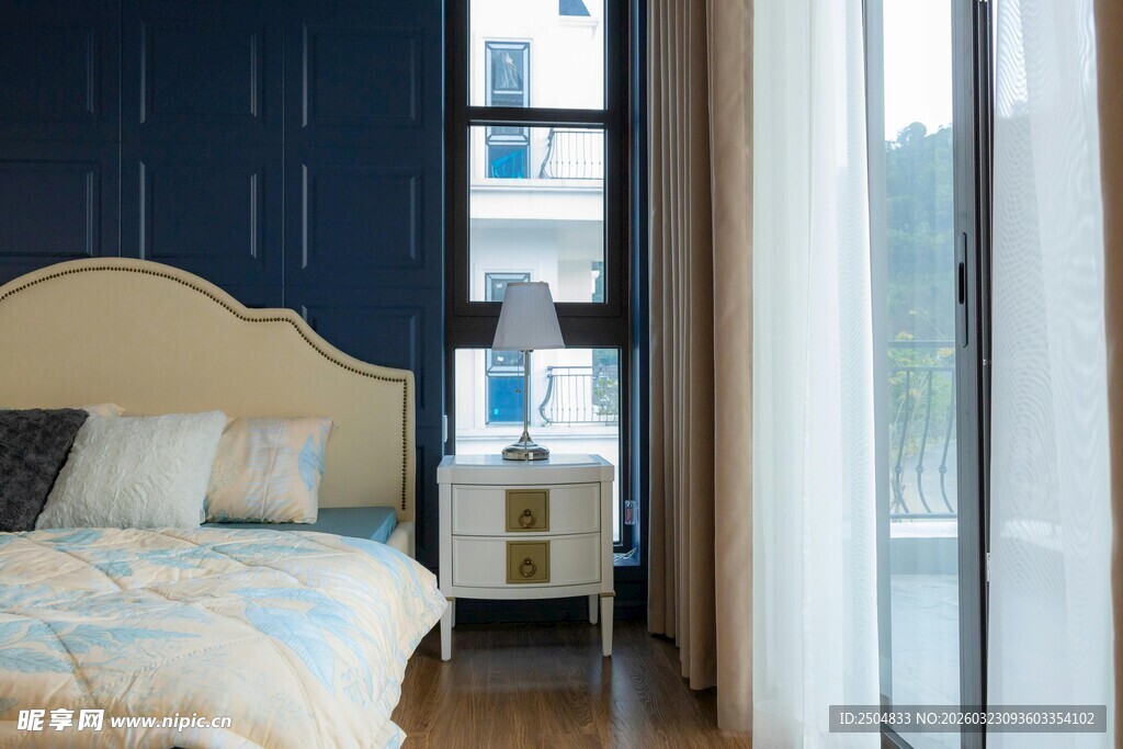 简约卧室窗边温馨场景