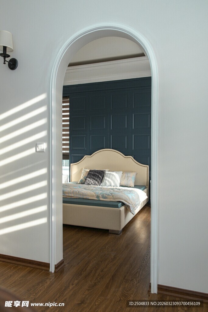 拱形门洞后的温馨卧室
