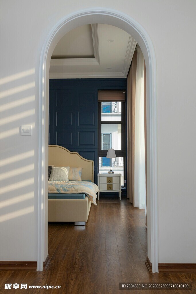拱形门洞后的温馨卧室