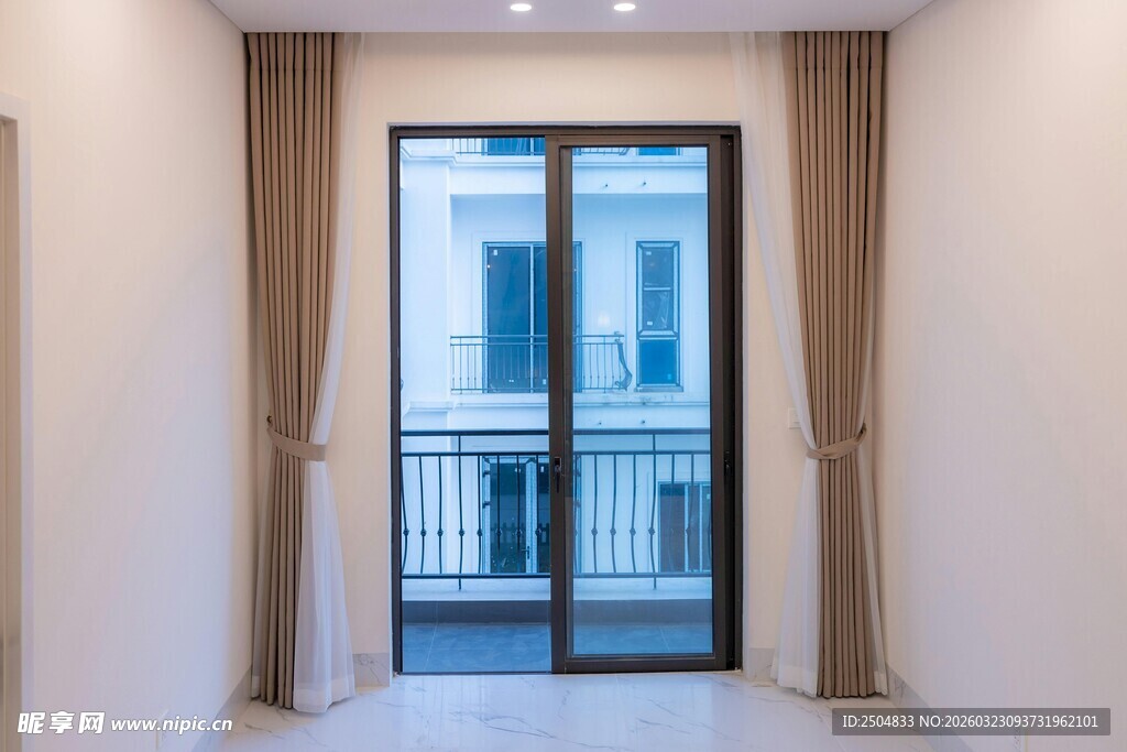 简约室内带阳台落地窗景观
