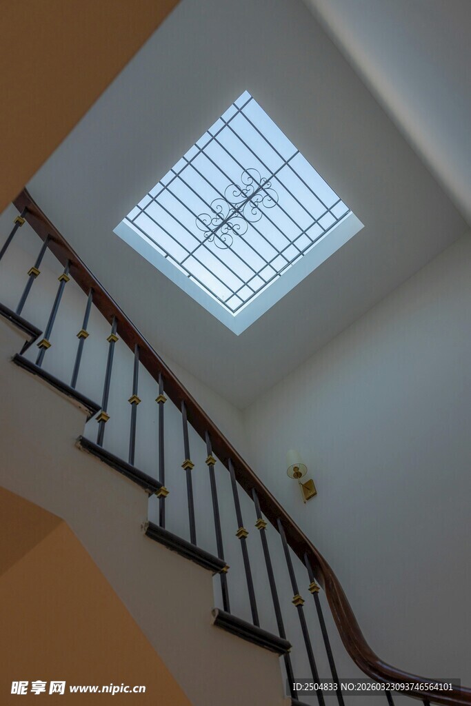 室内楼梯上方的天窗设计