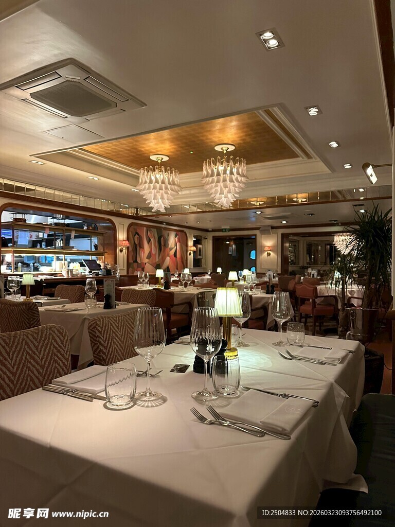 优雅餐厅内的精致餐桌布置