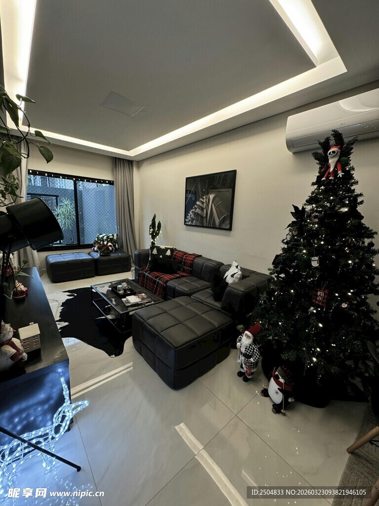 现代客厅中的圣诞装饰布置