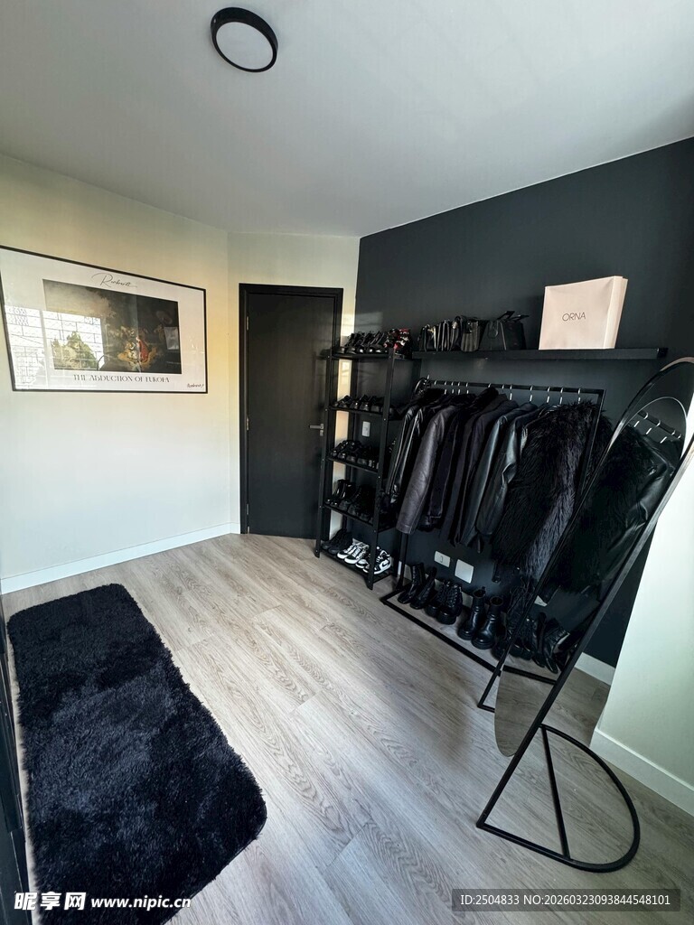 现代简约风衣帽间一角