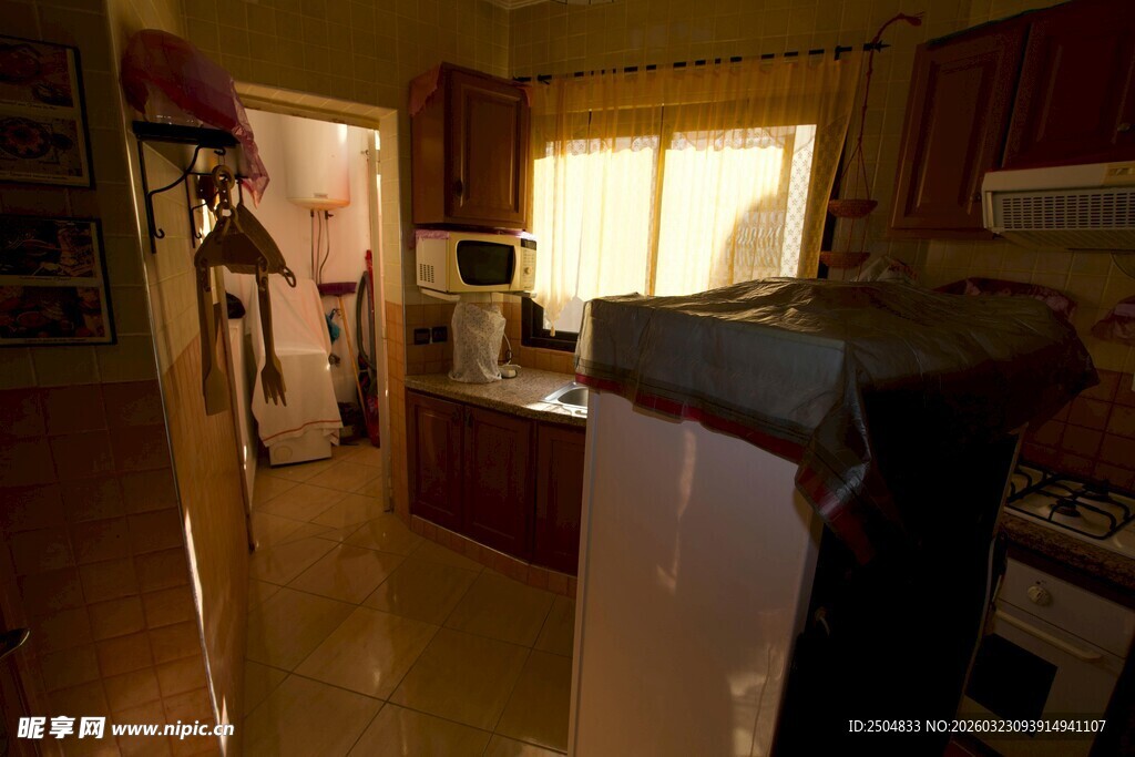 昏暗杂乱的厨房内部场景