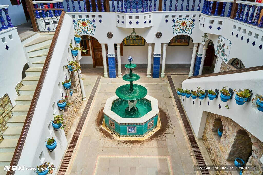 庭院中的精美喷泉景观