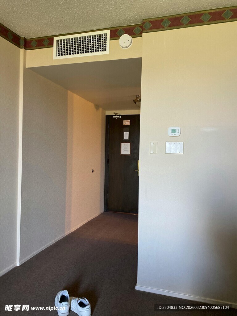 空旷走廊内的一双鞋子