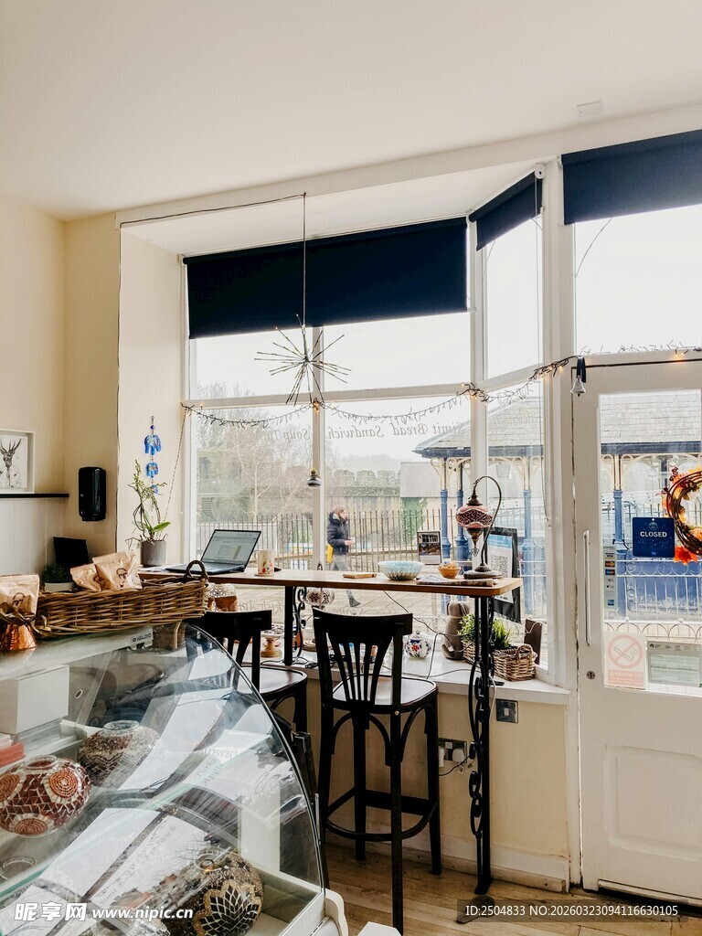 温馨客厅 窗边惬意休闲角落