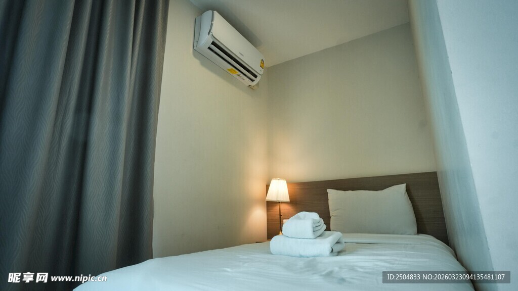 温馨单人卧室室内景象
