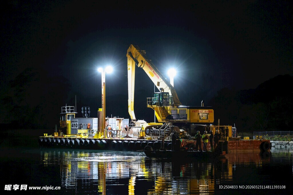 夜间作业的大型工程挖掘机