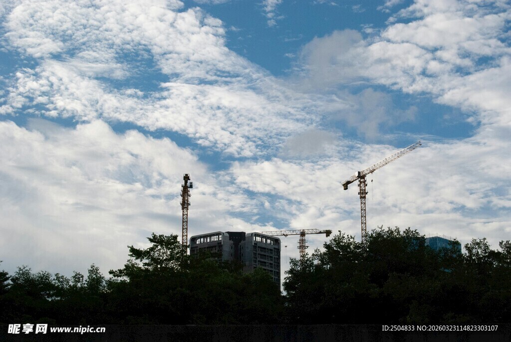 城市建筑工地上的塔吊