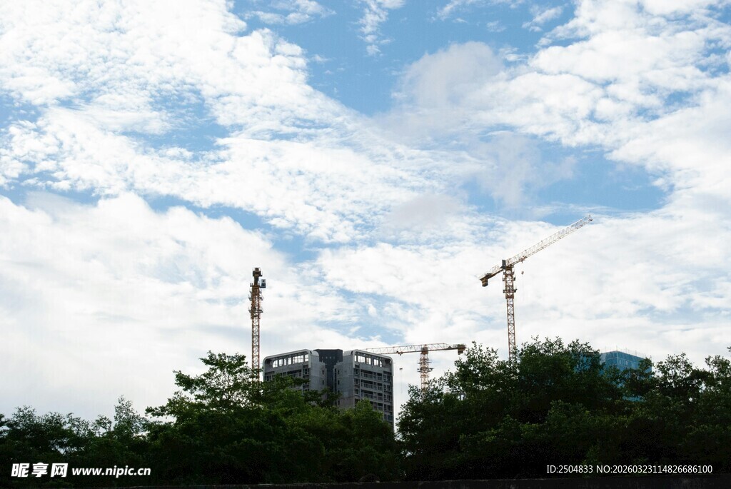蓝天白云下的建筑施工场景