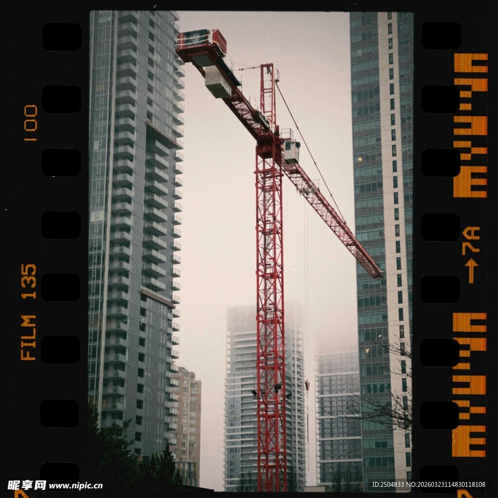 城市中的高耸塔吊