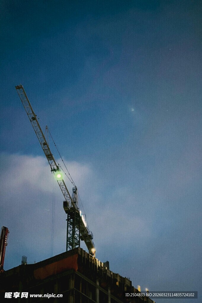 楼顶起重机 蓝天背景下