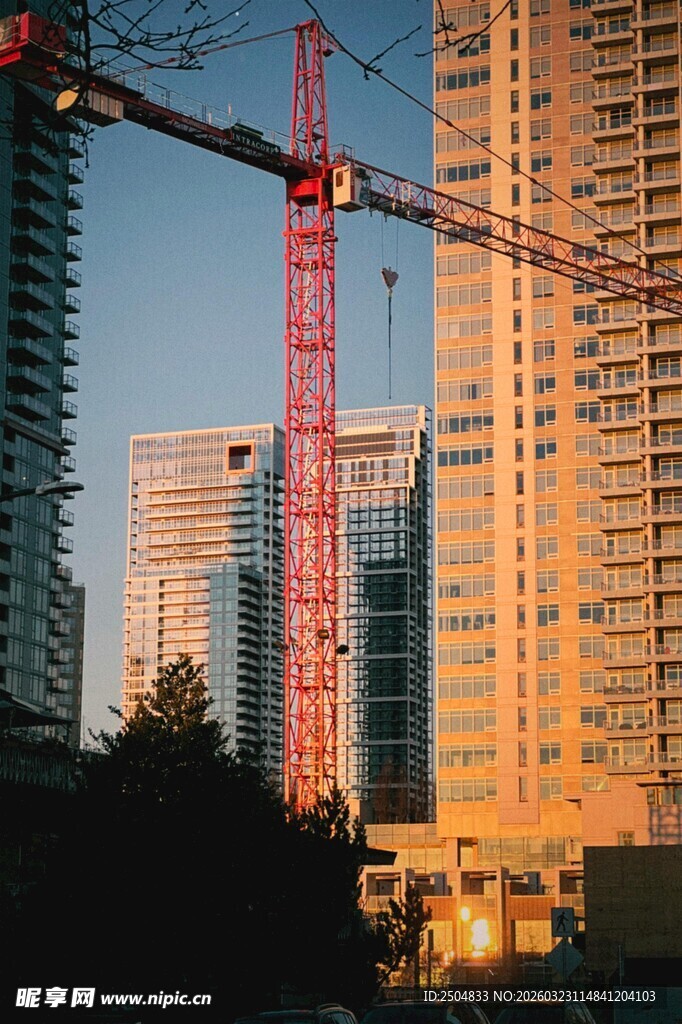 夕阳下的城市塔吊景观