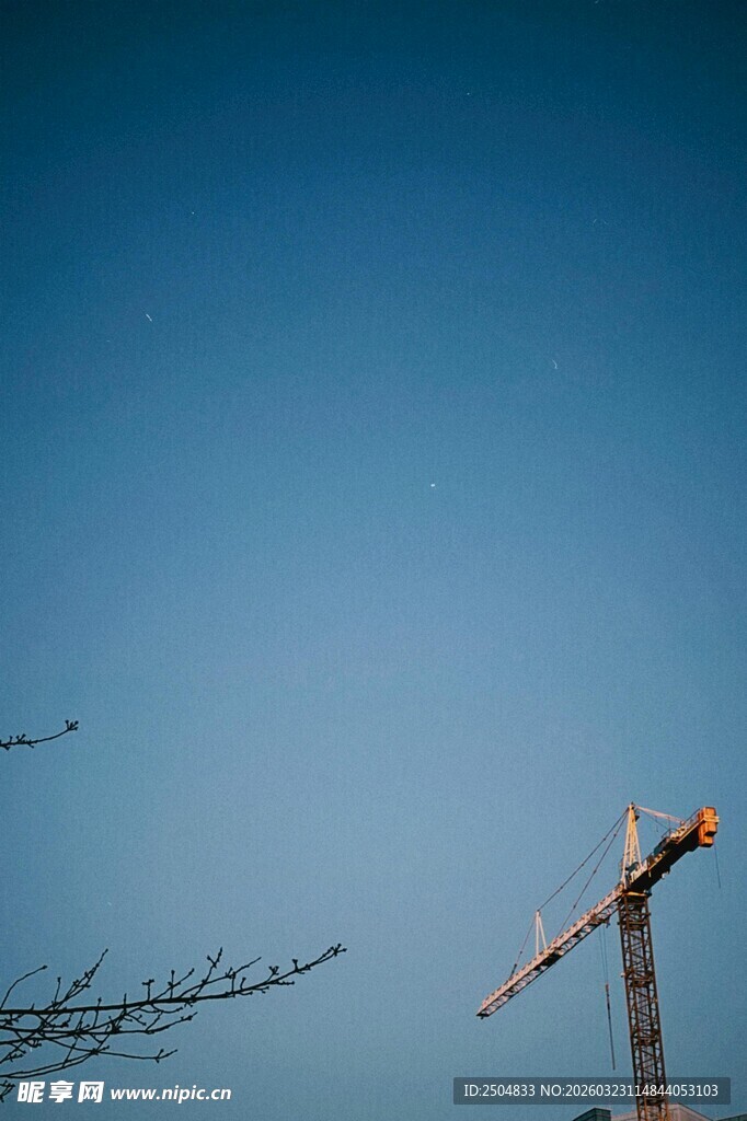 蓝天中的塔吊与电线