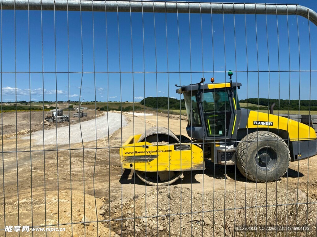 黄色压路机在施工场地作业