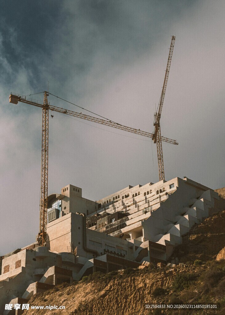 工地塔吊与在建建筑