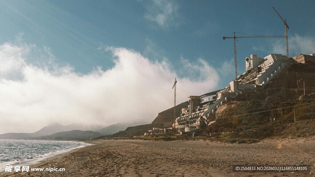 海边山丘云雾缭绕美景