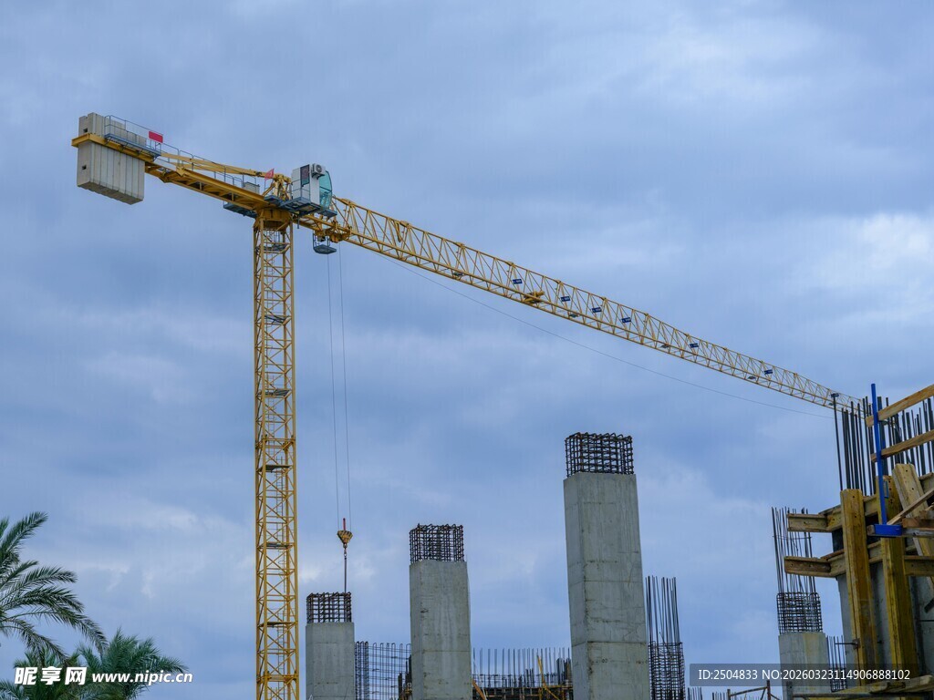 工地塔吊与在建高楼