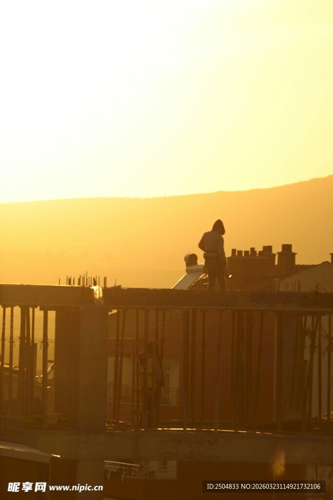 夕阳下的建筑剪影