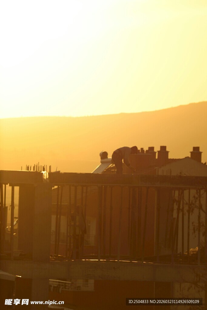 夕阳下的建筑轮廓