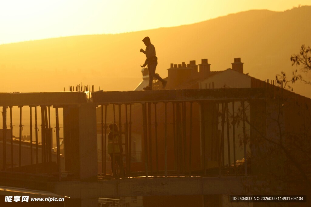 夕阳下的建筑工人劳作身影