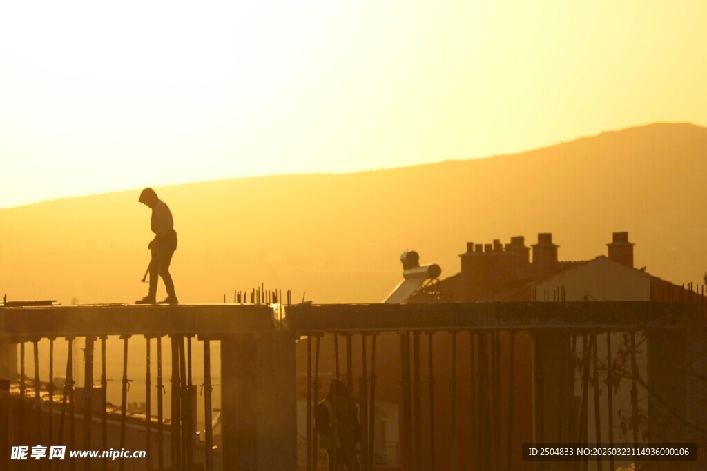 夕阳下的建筑工人身影