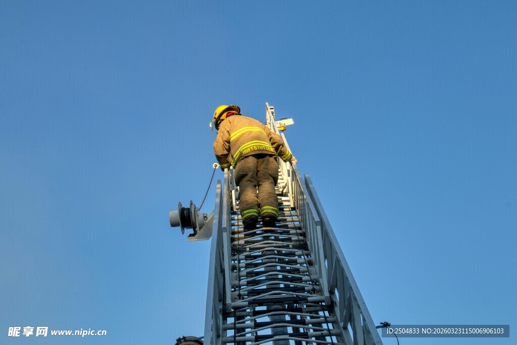 塔吊工人高空作业场景